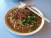 Mee Rebus - Indonesisches Nudelgericht mit Garnelen, Croutons, Limettenblättern, Frühlingszwiebeln, und Bratensoße