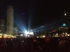 Die Padang-Bühne während dem Rihanna-Konzert. Im Hintergrund links mein Hotel (der große Turm) Die Padang-Bühne während dem Rihanna-Konzert. Im Hintergrund links mein Hotel (der große Turm)