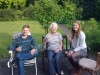 Schwester und Bruder mit Oma