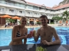 Drink an der hoteleigenen Poolbar