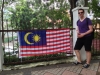 Gerrit vor der malaysischen Fahne