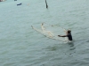 Ein Fischer bei der Arbeit, direkt am Strand.