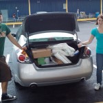 Auto voll mit Möbeln und Kleinkram