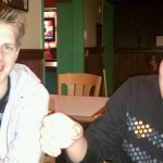 Joe und ich genieÃŸen unser Bier