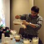 Rahul zapft und schenkt Paulaner aus